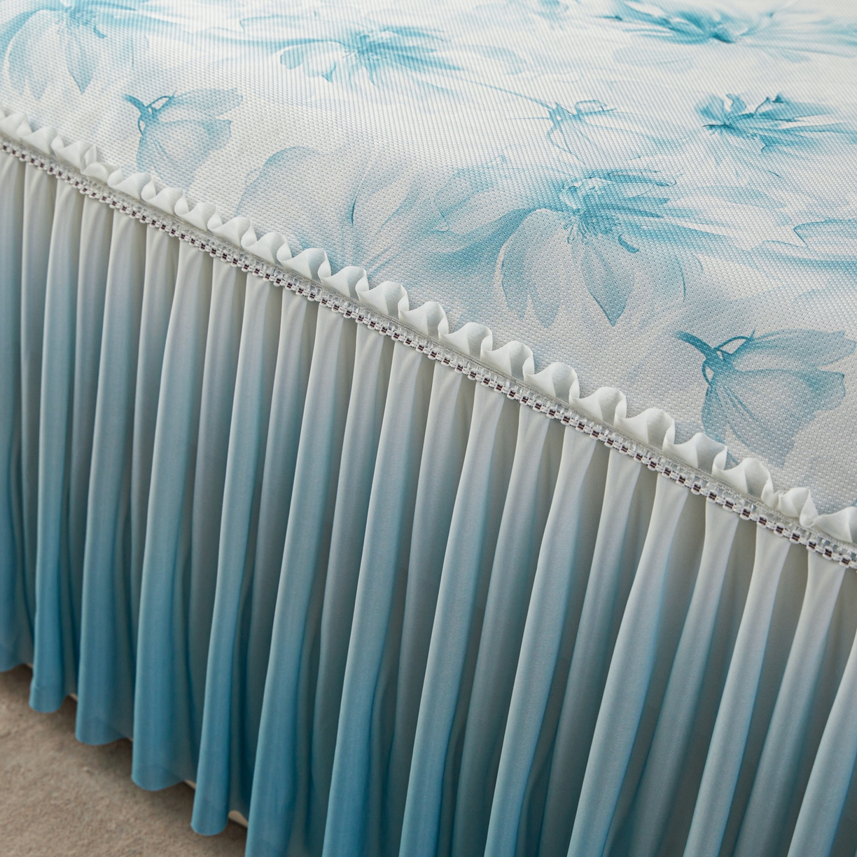 91家纺网 家纺一手货源 找家纺 绒宴家纺2026海洋冰丝床裙款凉席三件套