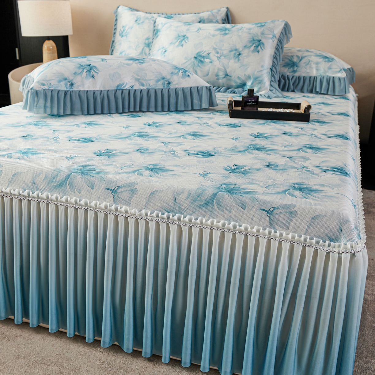 91家纺网 家纺一手货源 找家纺 绒宴家纺2026海洋冰丝床裙款凉席三件套