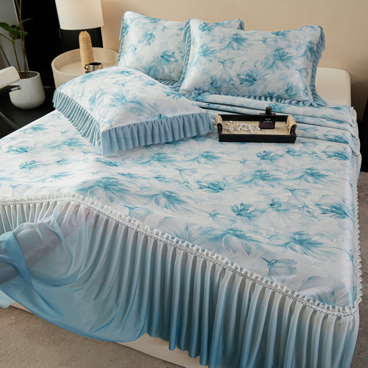 91家纺网 家纺一手货源 找家纺 绒宴家纺2026海洋冰丝床裙款凉席三件套