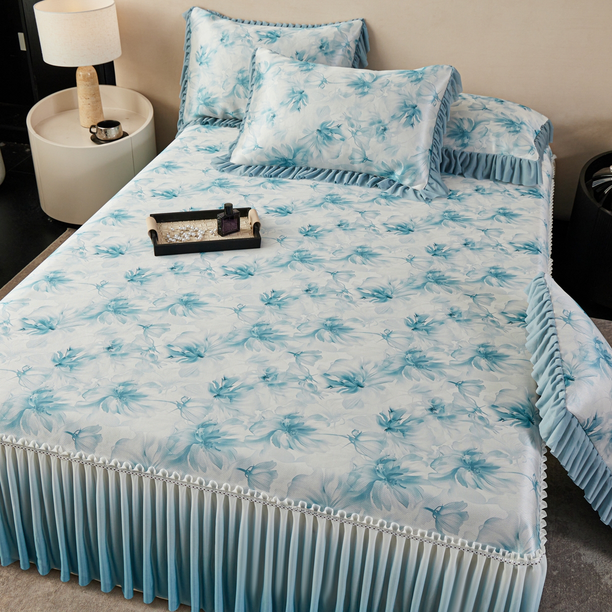 91家纺网 家纺一手货源 找家纺 绒宴家纺2026海洋冰丝床裙款凉席三件套