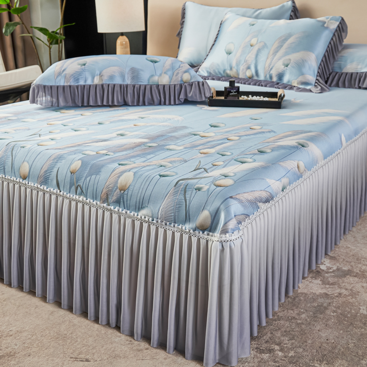 91家纺网 家纺一手货源 找家纺 绒宴家纺2026海洋冰丝床裙款凉席三件套