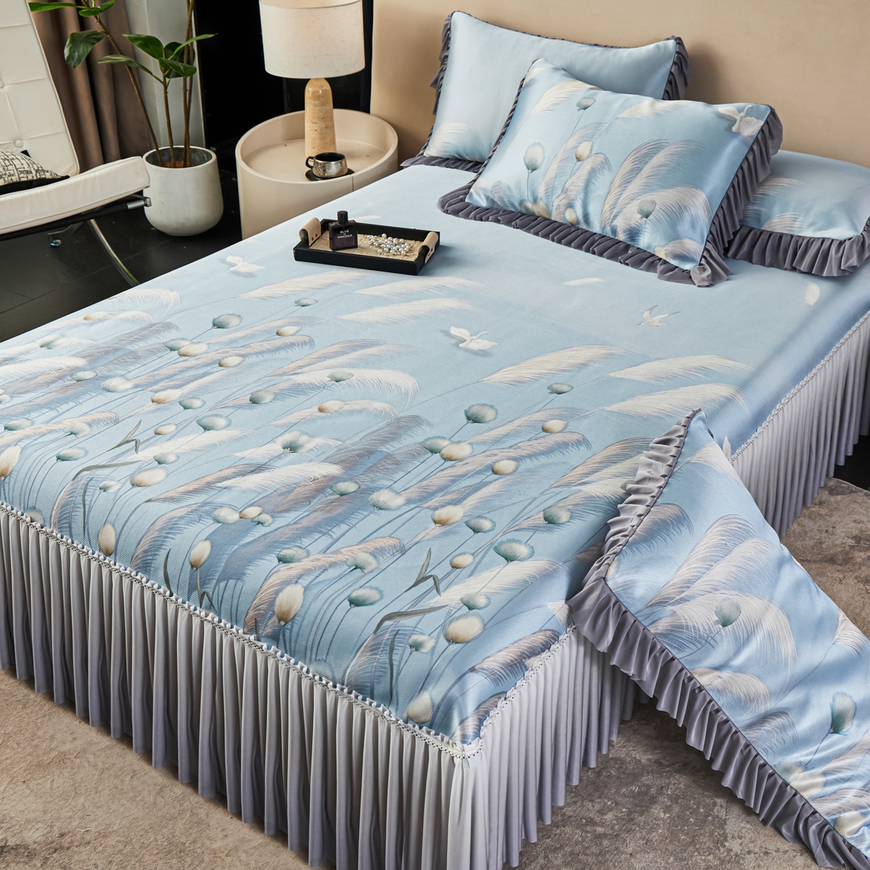 91家纺网 家纺一手货源 找家纺 绒宴家纺2026海洋冰丝床裙款凉席三件套