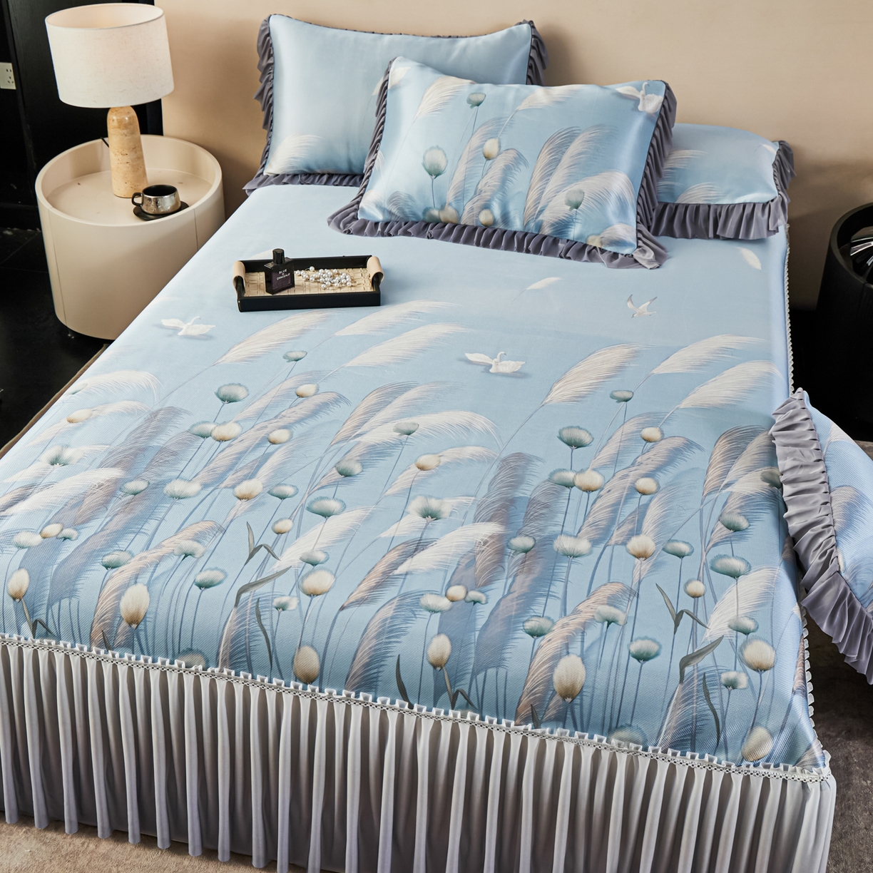 91家纺网 家纺一手货源 找家纺 绒宴家纺2026海洋冰丝床裙款凉席三件套