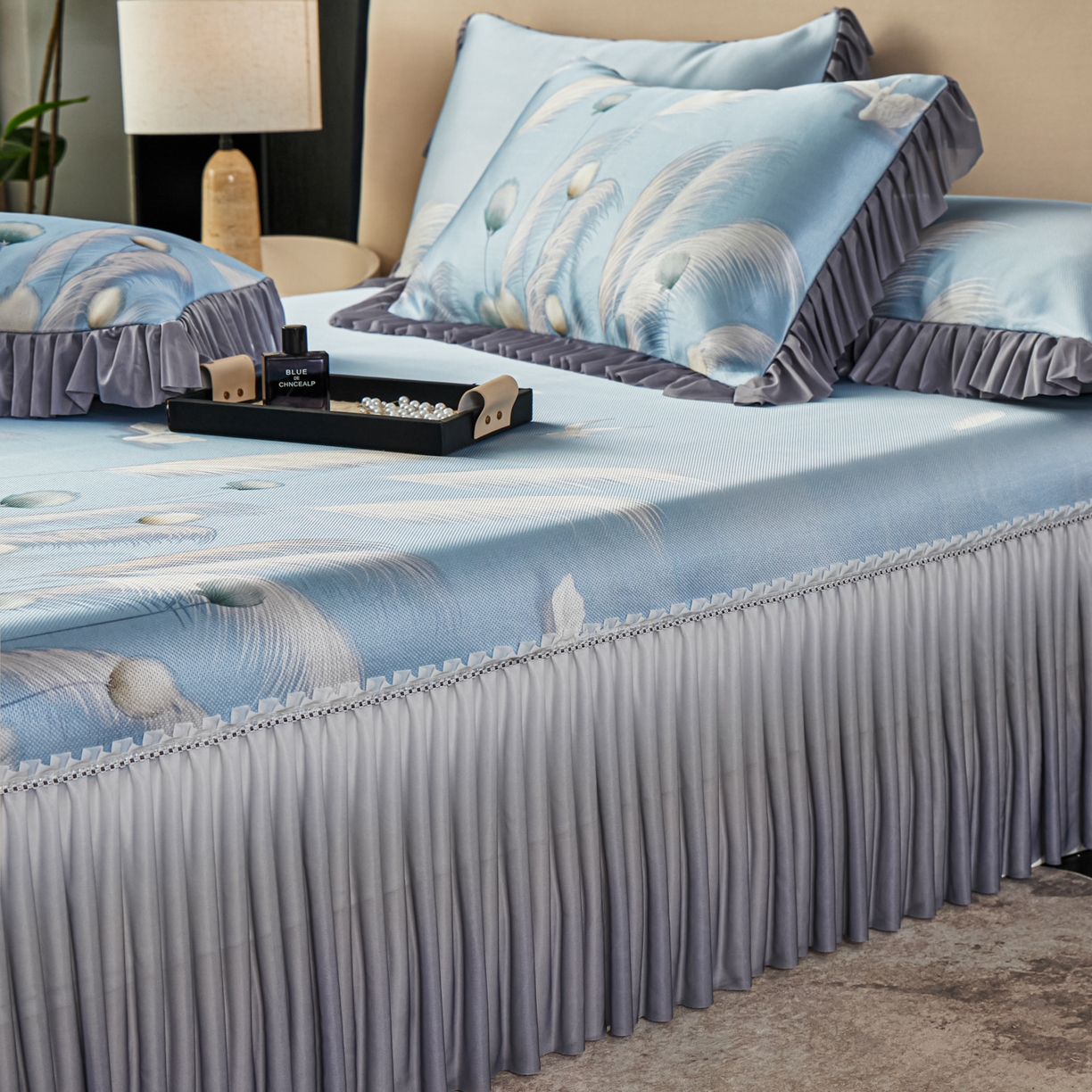 91家纺网 家纺一手货源 找家纺 绒宴家纺2026海洋冰丝床裙款凉席三件套