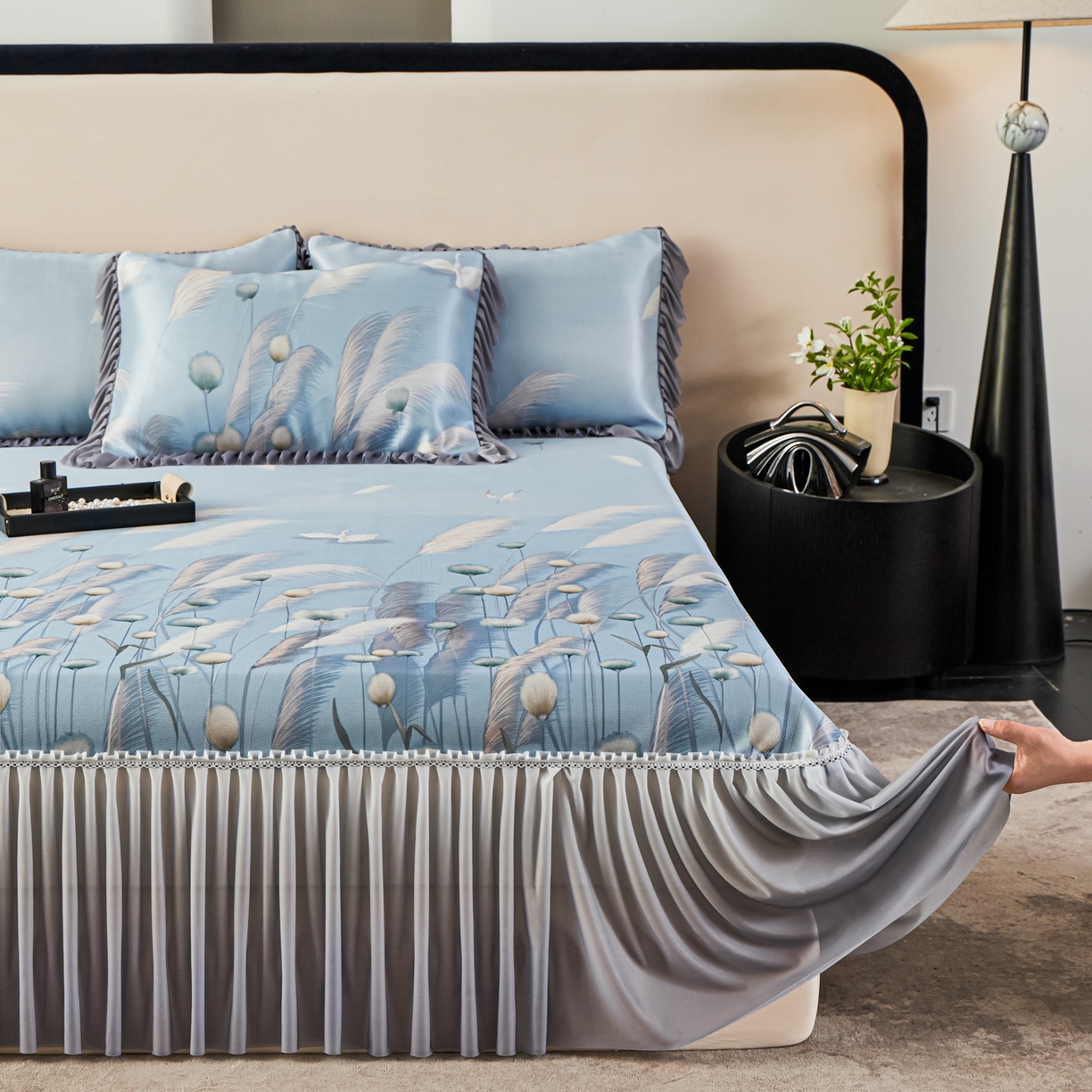 91家纺网 家纺一手货源 找家纺 绒宴家纺2026海洋冰丝床裙款凉席三件套