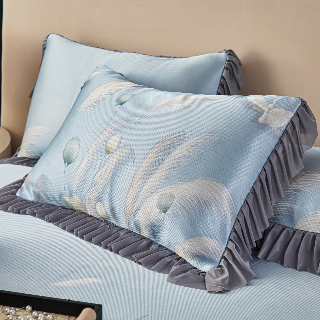 91家纺网 家纺一手货源 找家纺 绒宴家纺2026海洋冰丝床裙款凉席三件套