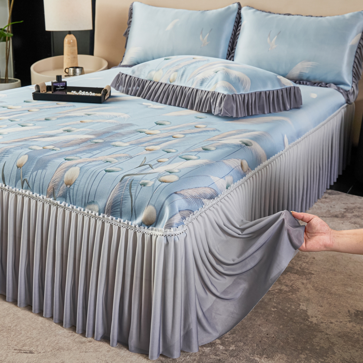 91家纺网 家纺一手货源 找家纺 绒宴家纺2026海洋冰丝床裙款凉席三件套