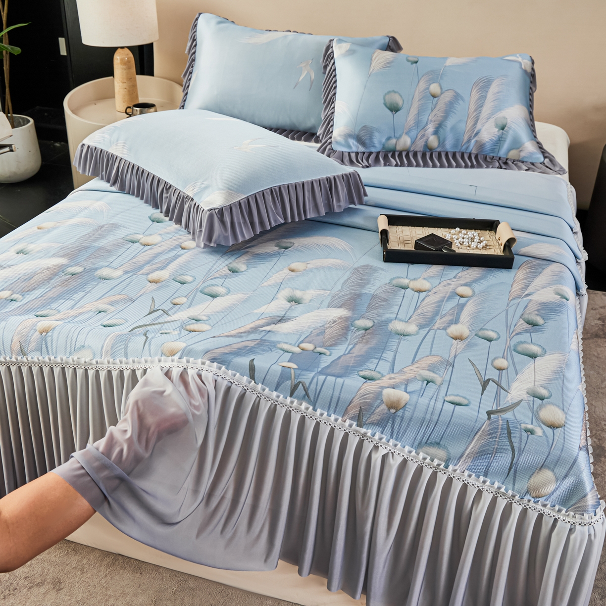 91家纺网 家纺一手货源 找家纺 绒宴家纺2026海洋冰丝床裙款凉席三件套