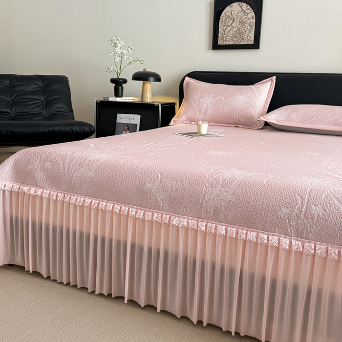 91家纺网 家纺一手货源 找家纺 （总）鑫琪莱家纺 2026新款提花浮雕凉豆豆凉感凉席床裙款