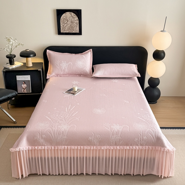 91家纺网 家纺一手货源 找家纺 鑫琪莱家纺 2026新款提花浮雕凉豆豆凉感凉席床裙款 蒲公英粉