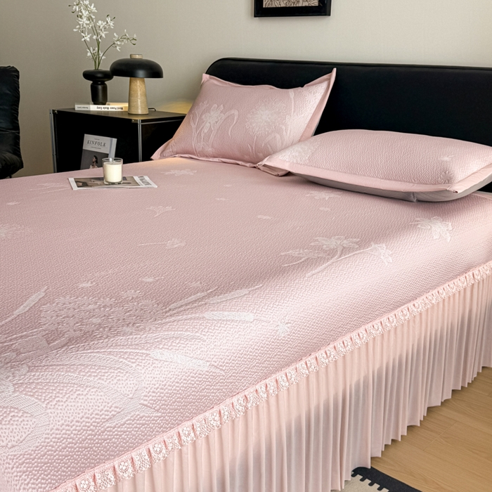 91家纺网 家纺一手货源 找家纺 鑫琪莱家纺 2026新款提花浮雕凉豆豆凉感凉席床裙款 蒲公英粉