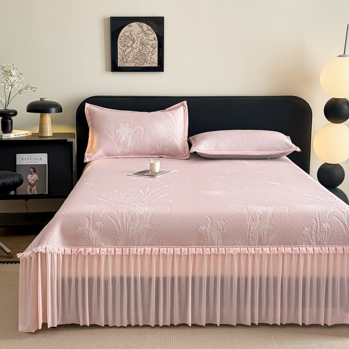 91家纺网 家纺一手货源 找家纺 鑫琪莱家纺 2026新款提花浮雕凉豆豆凉感凉席床裙款 蒲公英粉