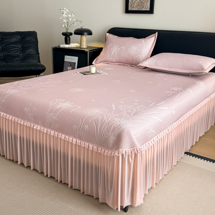 91家纺网 家纺一手货源 找家纺 鑫琪莱家纺 2026新款提花浮雕凉豆豆凉感凉席床裙款 蒲公英粉