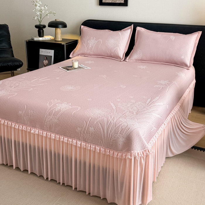 91家纺网 家纺一手货源 找家纺 鑫琪莱家纺 2026新款提花浮雕凉豆豆凉感凉席床裙款 蒲公英粉