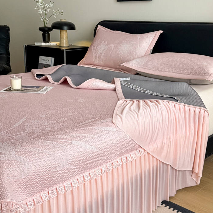 91家纺网 家纺一手货源 找家纺 鑫琪莱家纺 2026新款提花浮雕凉豆豆凉感凉席床裙款 蒲公英粉