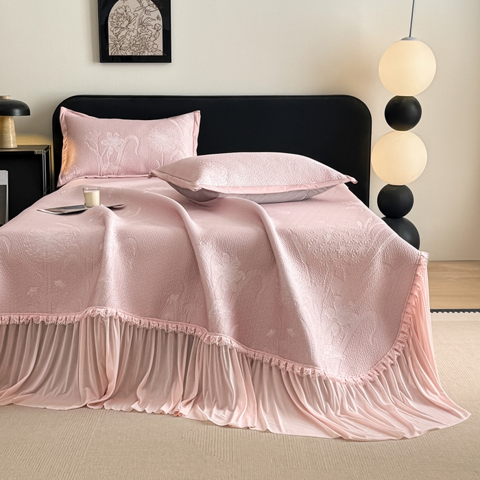 91家纺网 家纺一手货源 找家纺 鑫琪莱家纺 2026新款提花浮雕凉豆豆凉感凉席床裙款 蒲公英粉