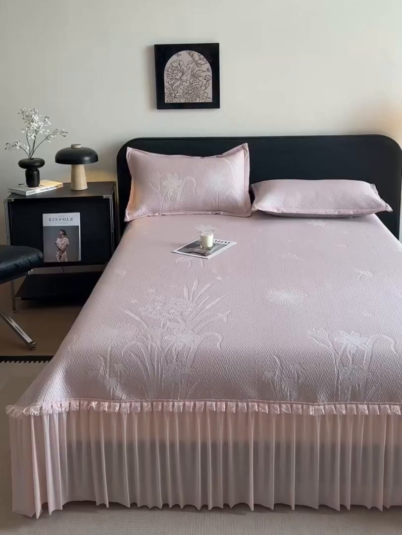 91家纺网 家纺一手货源 找家纺 鑫琪莱家纺 2026新款提花浮雕凉豆豆凉感凉席床裙款 蒲公英粉