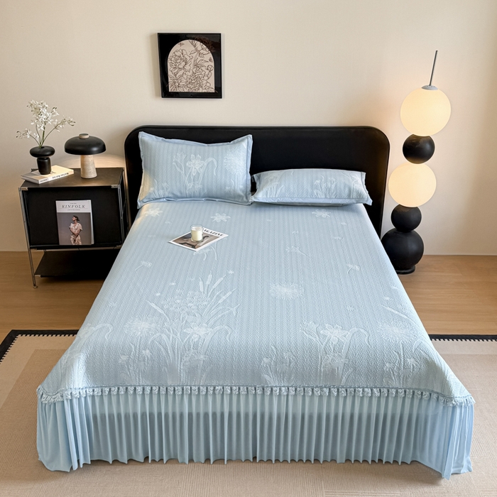 91家纺网 家纺一手货源 找家纺 鑫琪莱家纺 2026新款提花浮雕凉豆豆凉感凉席床裙款 蒲公英蓝