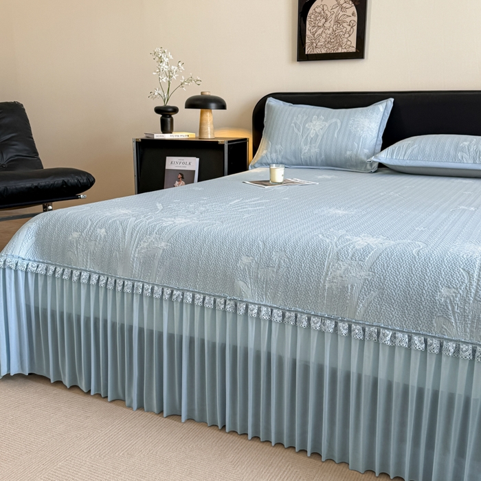 91家纺网 家纺一手货源 找家纺 鑫琪莱家纺 2026新款提花浮雕凉豆豆凉感凉席床裙款 蒲公英蓝