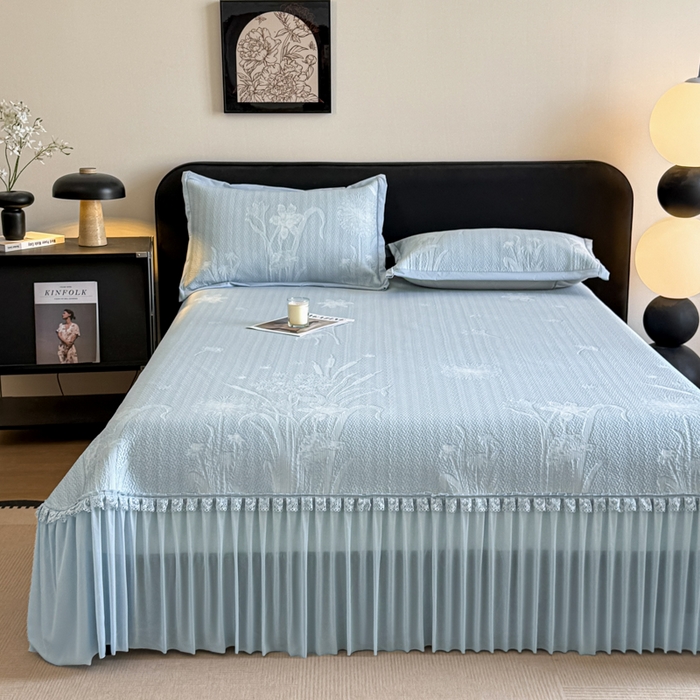 91家纺网 家纺一手货源 找家纺 鑫琪莱家纺 2026新款提花浮雕凉豆豆凉感凉席床裙款 蒲公英蓝