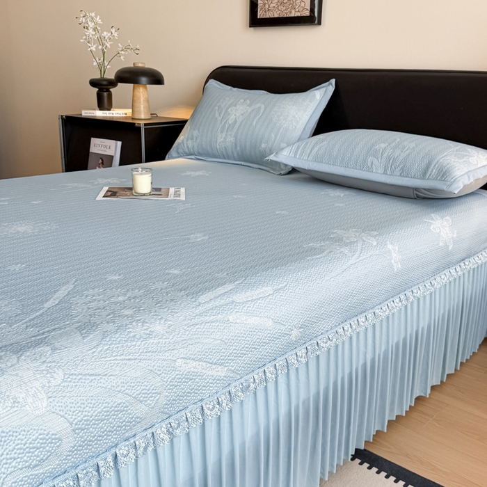 91家纺网 家纺一手货源 找家纺 鑫琪莱家纺 2026新款提花浮雕凉豆豆凉感凉席床裙款 蒲公英蓝