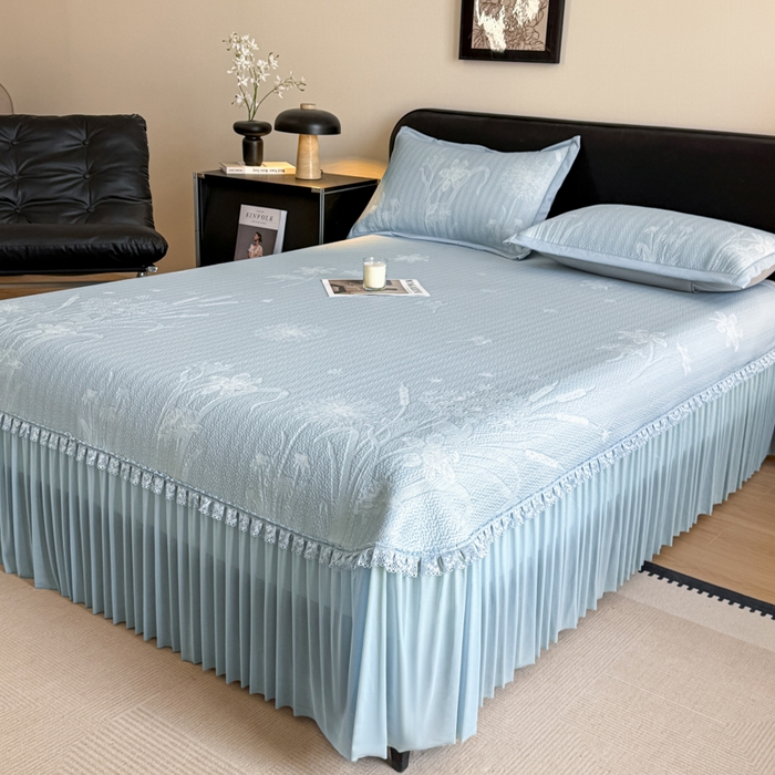 91家纺网 家纺一手货源 找家纺 鑫琪莱家纺 2026新款提花浮雕凉豆豆凉感凉席床裙款 蒲公英蓝