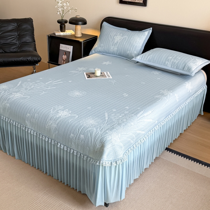 91家纺网 家纺一手货源 找家纺 鑫琪莱家纺 2026新款提花浮雕凉豆豆凉感凉席床裙款 蒲公英蓝