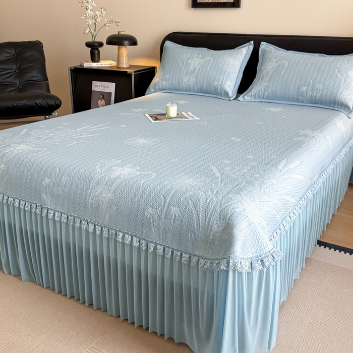 91家纺网 家纺一手货源 找家纺 鑫琪莱家纺 2026新款提花浮雕凉豆豆凉感凉席床裙款 蒲公英蓝