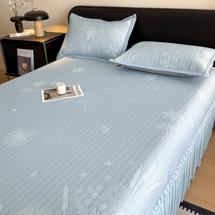 91家纺网 家纺一手货源 找家纺 鑫琪莱家纺 2026新款提花浮雕凉豆豆凉感凉席床裙款 蒲公英蓝