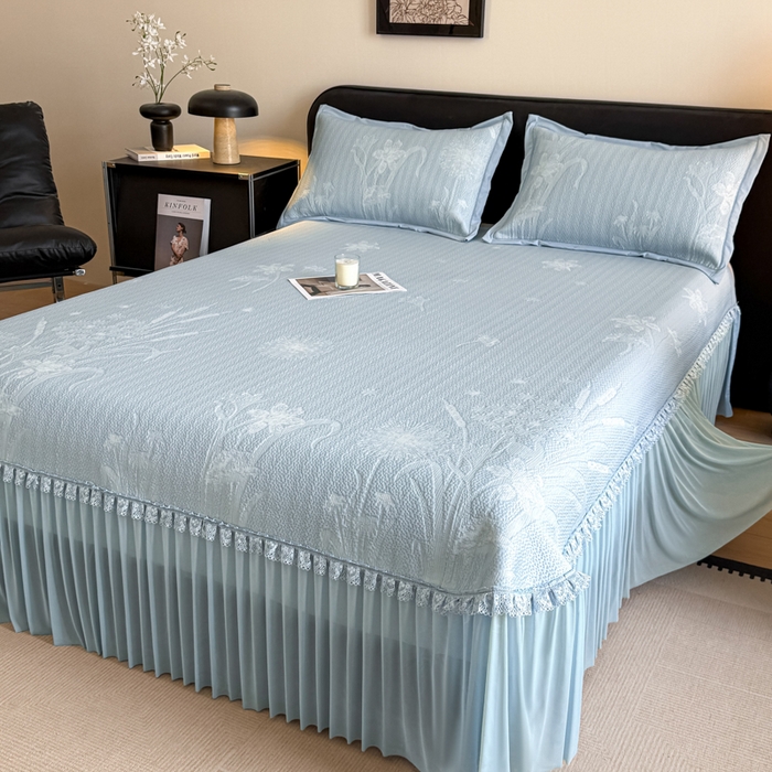 91家纺网 家纺一手货源 找家纺 鑫琪莱家纺 2026新款提花浮雕凉豆豆凉感凉席床裙款 蒲公英蓝