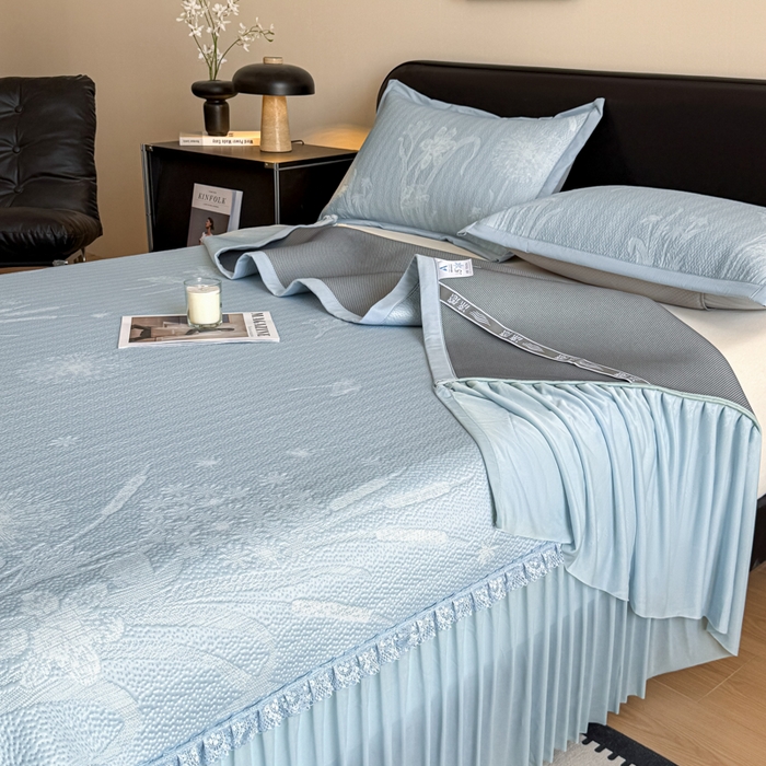 91家纺网 家纺一手货源 找家纺 鑫琪莱家纺 2026新款提花浮雕凉豆豆凉感凉席床裙款 蒲公英蓝