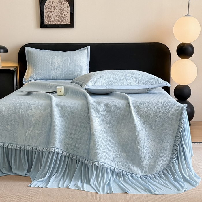 91家纺网 家纺一手货源 找家纺 鑫琪莱家纺 2026新款提花浮雕凉豆豆凉感凉席床裙款 蒲公英蓝