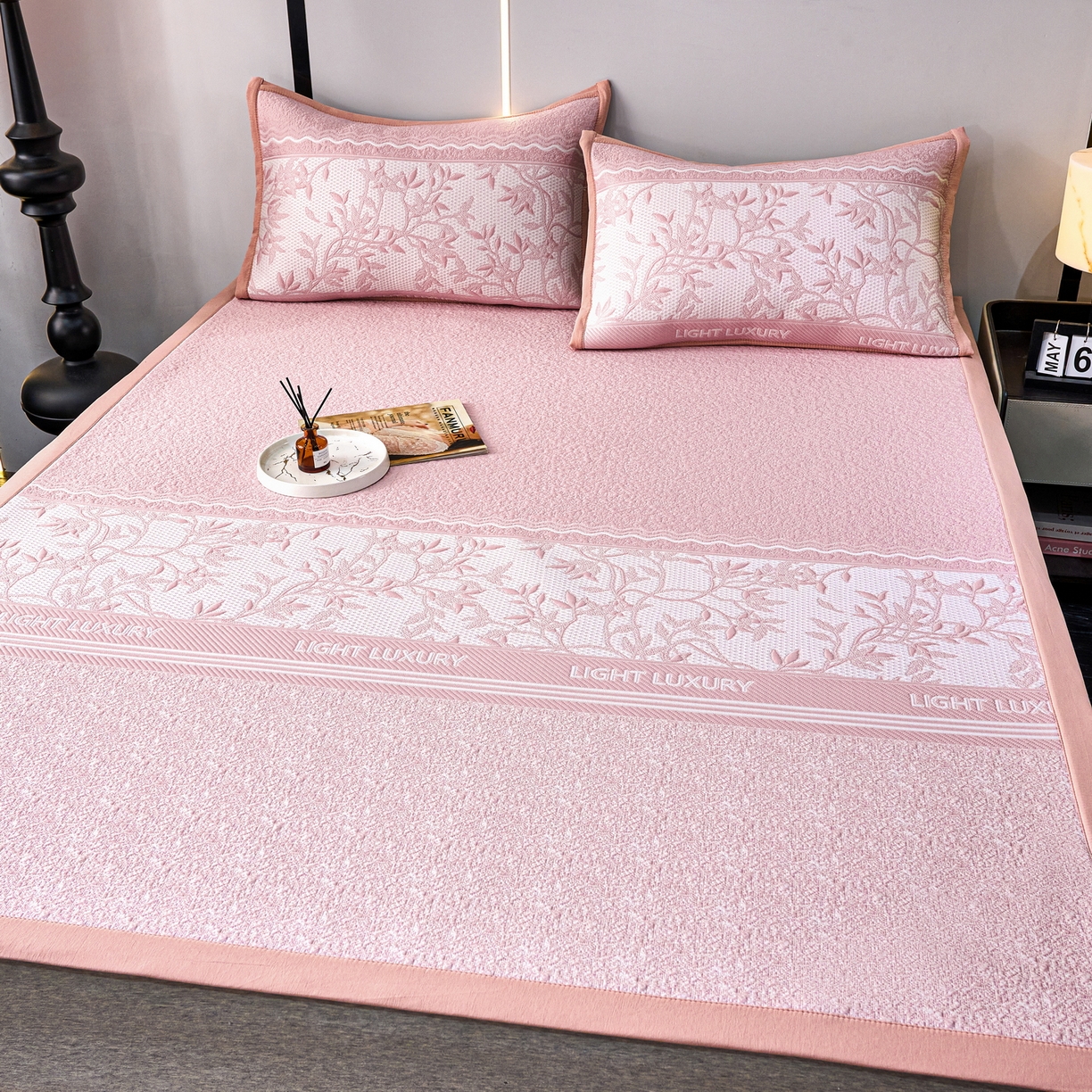 91家纺网 家纺一手货源 找家纺 雅诗帛 2026新款提花PE凉感冰丝席三件套 风景-直角粉