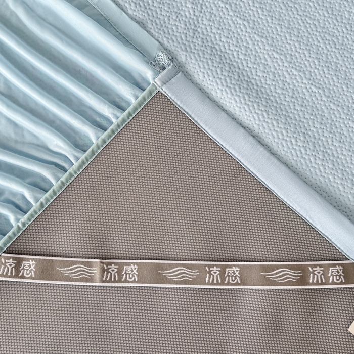 91家纺网 家纺一手货源 找家纺 鑫琪莱家纺 2026新款提花浮雕凉豆豆凉感凉席床裙款 蒲公英蓝