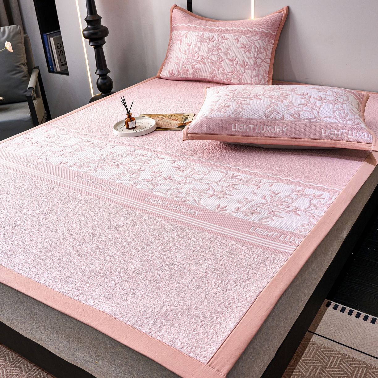 91家纺网 家纺一手货源 找家纺 雅诗帛 2026新款提花PE凉感冰丝席三件套 风景-直角粉