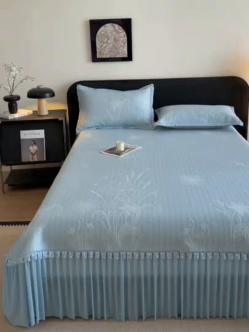 91家纺网 家纺一手货源 找家纺 鑫琪莱家纺 2026新款提花浮雕凉豆豆凉感凉席床裙款 蒲公英蓝