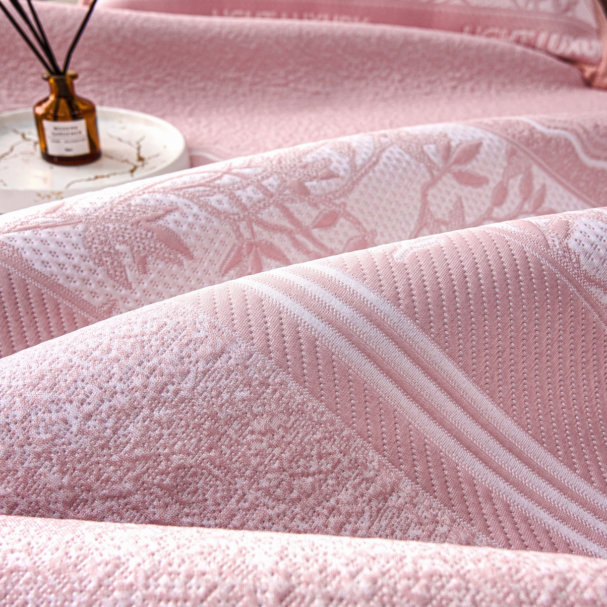 91家纺网 家纺一手货源 找家纺 雅诗帛 2026新款提花PE凉感冰丝席三件套 风景-直角粉