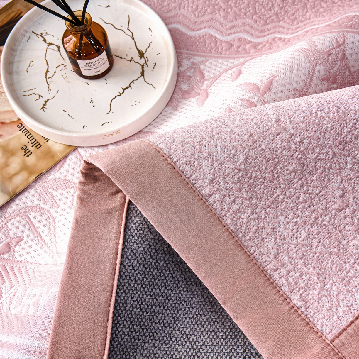 91家纺网 家纺一手货源 找家纺 雅诗帛 2026新款提花PE凉感冰丝席三件套 风景-直角粉