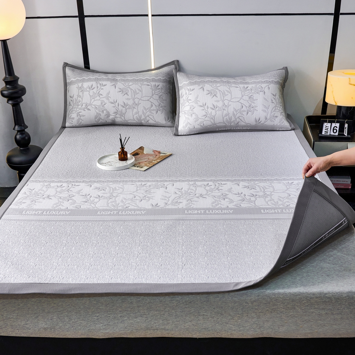 91家纺网 家纺一手货源 找家纺 雅诗帛 2026新款提花PE凉感冰丝席三件套 风景-直角灰