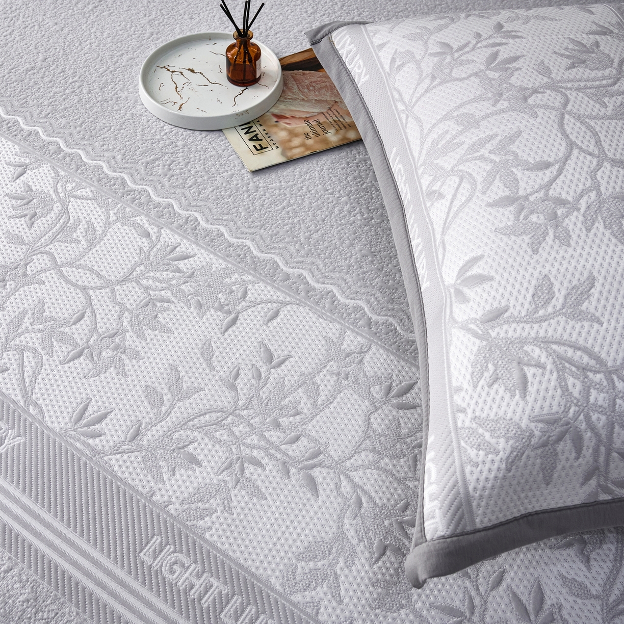 91家纺网 家纺一手货源 找家纺 雅诗帛 2026新款提花PE凉感冰丝席三件套 风景-直角灰