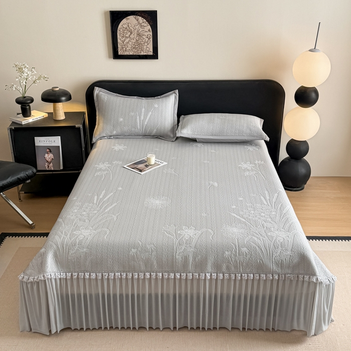 91家纺网 家纺一手货源 找家纺 鑫琪莱家纺 2026新款提花浮雕凉豆豆凉感凉席床裙款 蒲公英蓝灰