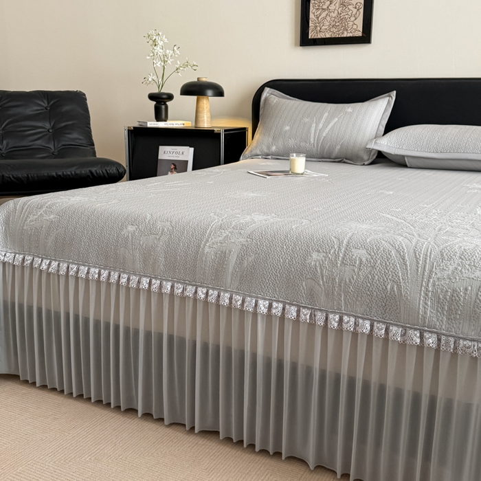 91家纺网 家纺一手货源 找家纺 鑫琪莱家纺 2026新款提花浮雕凉豆豆凉感凉席床裙款 蒲公英蓝灰