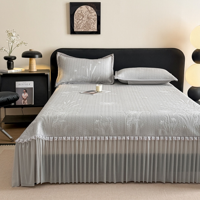 91家纺网 家纺一手货源 找家纺 鑫琪莱家纺 2026新款提花浮雕凉豆豆凉感凉席床裙款 蒲公英蓝灰