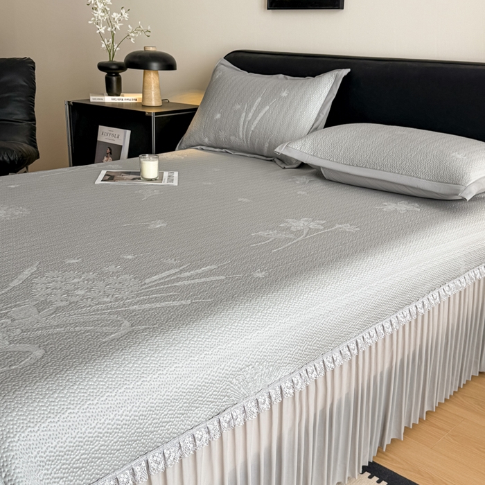 91家纺网 家纺一手货源 找家纺 鑫琪莱家纺 2026新款提花浮雕凉豆豆凉感凉席床裙款 蒲公英蓝灰