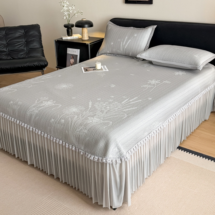 91家纺网 家纺一手货源 找家纺 鑫琪莱家纺 2026新款提花浮雕凉豆豆凉感凉席床裙款 蒲公英蓝灰