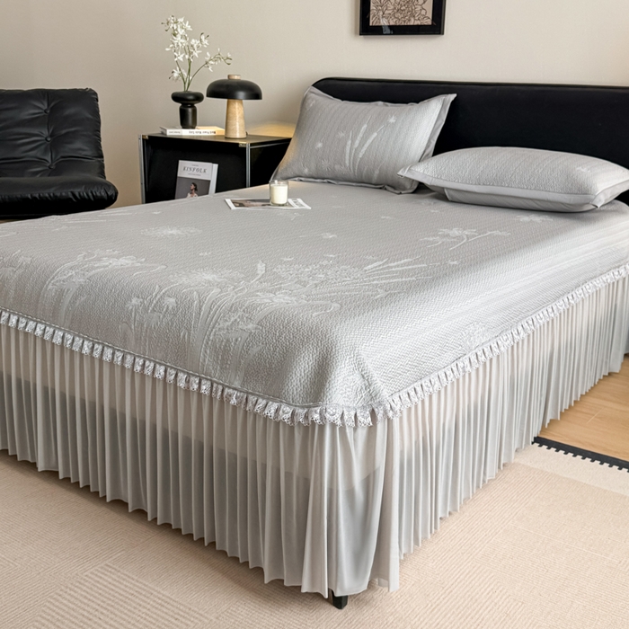 91家纺网 家纺一手货源 找家纺 鑫琪莱家纺 2026新款提花浮雕凉豆豆凉感凉席床裙款 蒲公英蓝灰