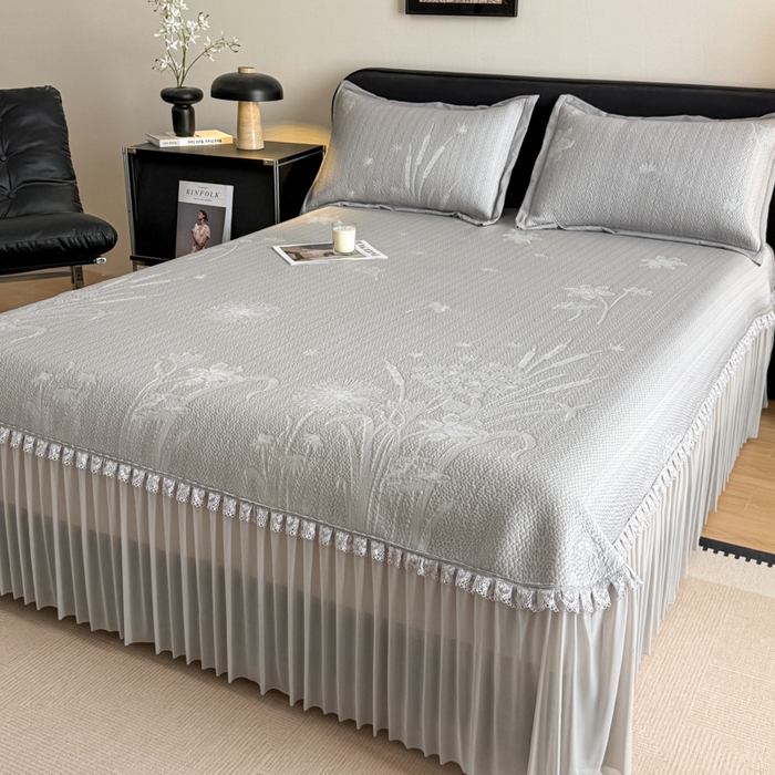 91家纺网 家纺一手货源 找家纺 鑫琪莱家纺 2026新款提花浮雕凉豆豆凉感凉席床裙款 蒲公英蓝灰