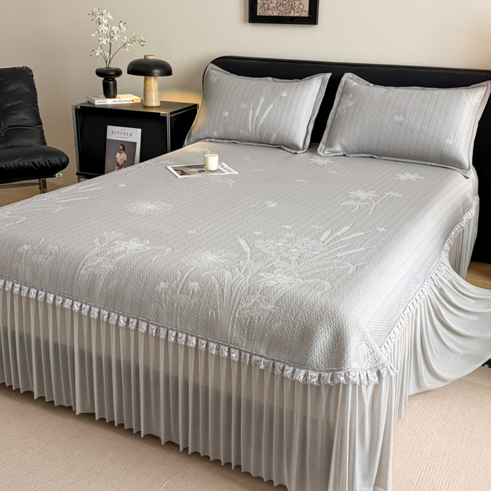 91家纺网 家纺一手货源 找家纺 鑫琪莱家纺 2026新款提花浮雕凉豆豆凉感凉席床裙款 蒲公英蓝灰