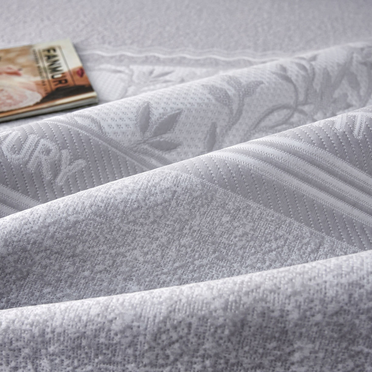 91家纺网 家纺一手货源 找家纺 雅诗帛 2026新款提花PE凉感冰丝席三件套 风景-直角灰