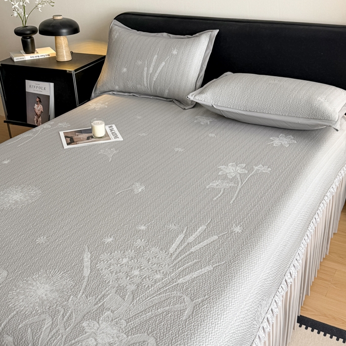 91家纺网 家纺一手货源 找家纺 鑫琪莱家纺 2026新款提花浮雕凉豆豆凉感凉席床裙款 蒲公英蓝灰